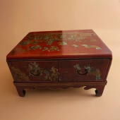 Антикварный красный журнальный стол 80x80x41 см с росписью