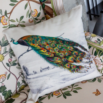 Интерьерная подушка «Величественно окрашенный портрет павлина» (версия 2)
