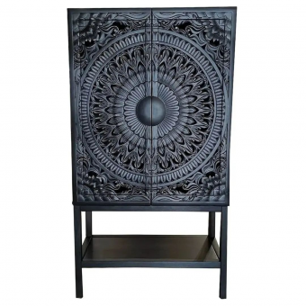 Шкаф с резными дверями и полкой 132