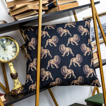 Интерьерная подушка «Группа львов в черном»