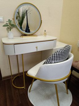 Туалетный столик с зеркало и креслом