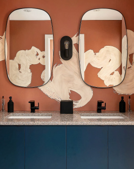 Черное настенное зеркало “Вейл”