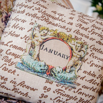 Арт-подушка «12 месяцев цветения», версия Январь