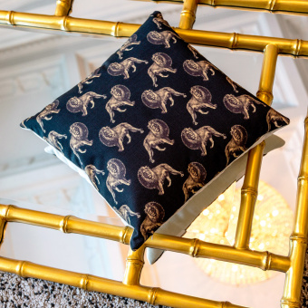 Интерьерная подушка «Группа львов в черном»