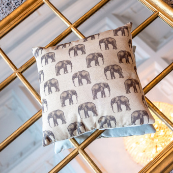 Интерьерная подушка «Группа слонов в бежевом»