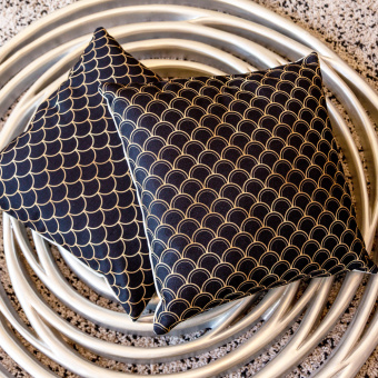 Интерьерная подушка «Чешуйки двойные» (ночь)
