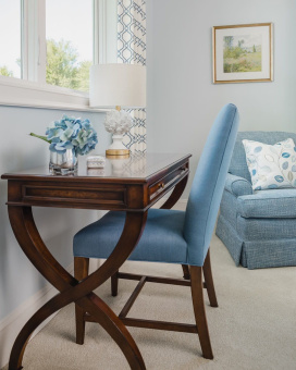 Белая настольная лампа "Мерида"