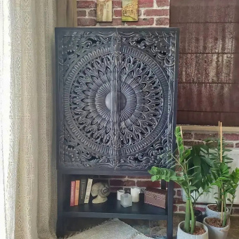 Шкаф с резными дверями и полкой 132