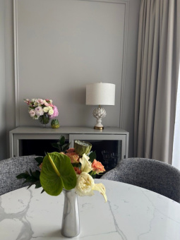 Белая настольная лампа "Мерида"