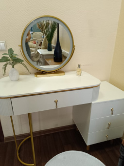 Туалетный столик с зеркало и креслом